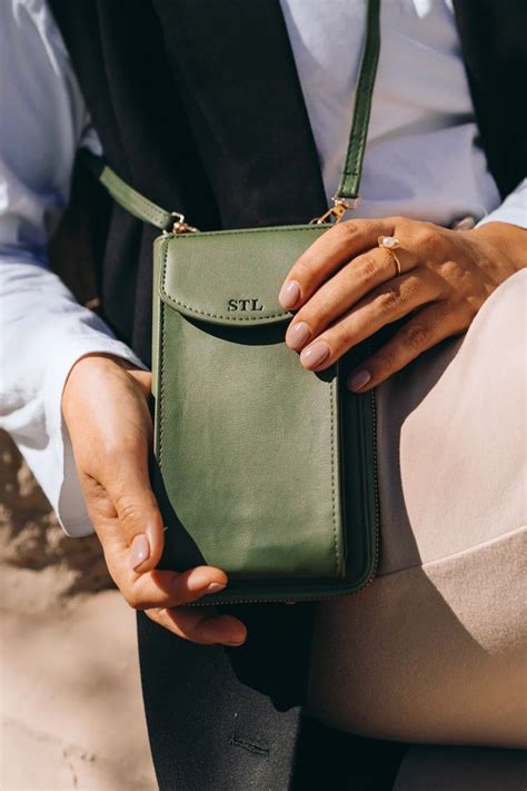 Selena the label - The elegant Selena Clutch Wallet is light and stylish, made to fit your phone and ideal for carrying all your daily essentials. Use it as a clutch, or use the included strap to turn it into a crossbody mobile phone bag. 